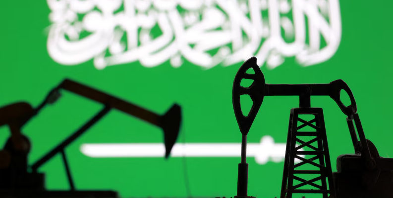 مضخات نفط وعلم السعودية في صورة توضيحية لأسعار الخام