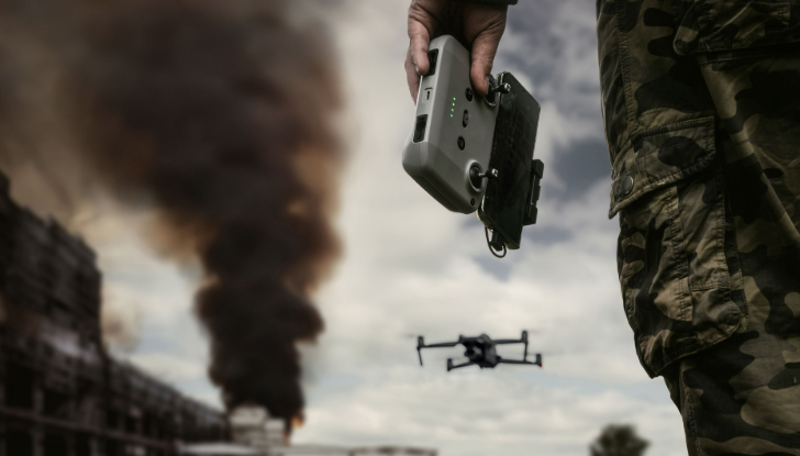 مسيّرة FPV صغيرة مزودة بكاميرا تستخدم في الهجمات الانتحارية