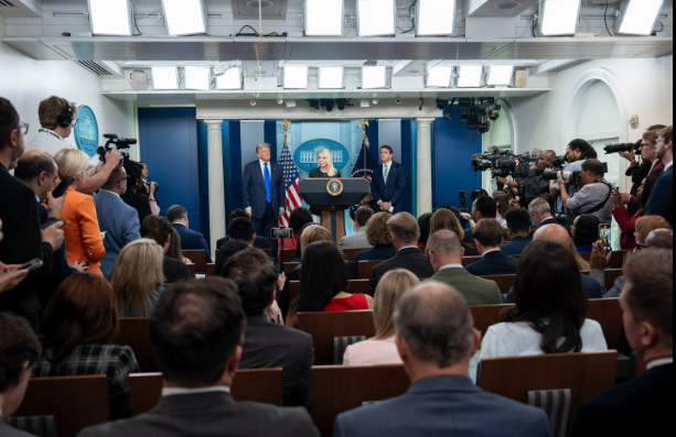 ترامب يهدد بسجن صحفيين خلال مؤتمر صحفي في البيت الأبيض