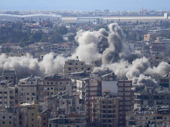 آثار القصف الإسرائيلي الأخير على بيروت مع تصاعد الدخان من المباني