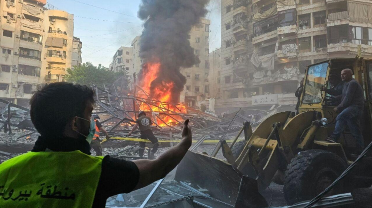 آثار الغارات على منطقة سكنية في لبنان مع تصاعد ألسنة اللهب والدخان