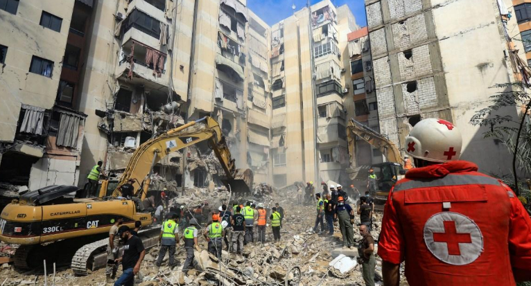 رجال إنقاذ قرب مبنى متضرر في لبنان بعد غارة إسرائيلية