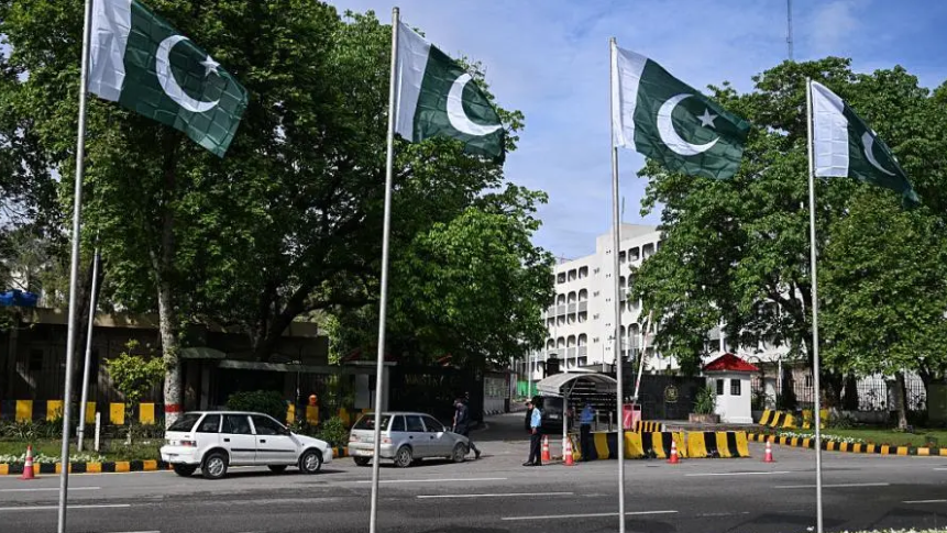 أعلام باكستان أمام المنطقة الدبلوماسية في إسلام آباد خلال استعدادات أمنية ومفاوضات دولية