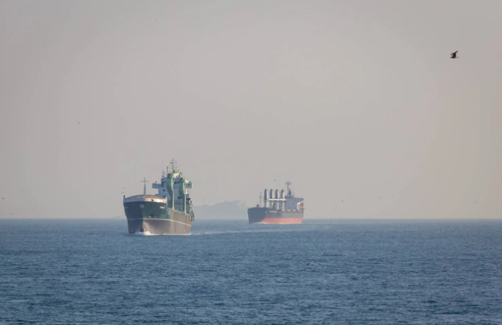ناقلات نفط في مضيق هرمز في سياق محادثات دولية لإعادة فتحه