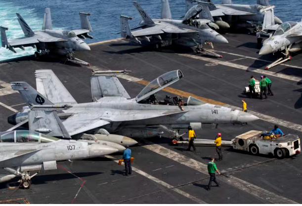 مقاتلات أمريكية على متن حاملة طائرات في إطار التصعيد العسكري قرب مضيق هرمز
