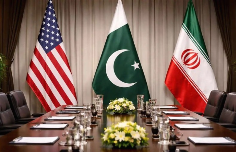 أعلام الولايات المتحدة وباكستان وإيران خلال محادثات دبلوماسية في إسلام آباد