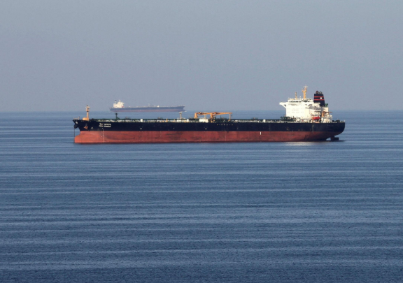 ناقلة نفط تعبر مضيق هرمز وسط تحركات دولية لضمان أمن الملاحة