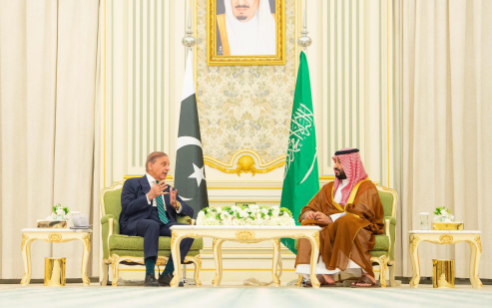 شهباز شريف خلال جولة دبلوماسية إلى السعودية وقطر وتركيا