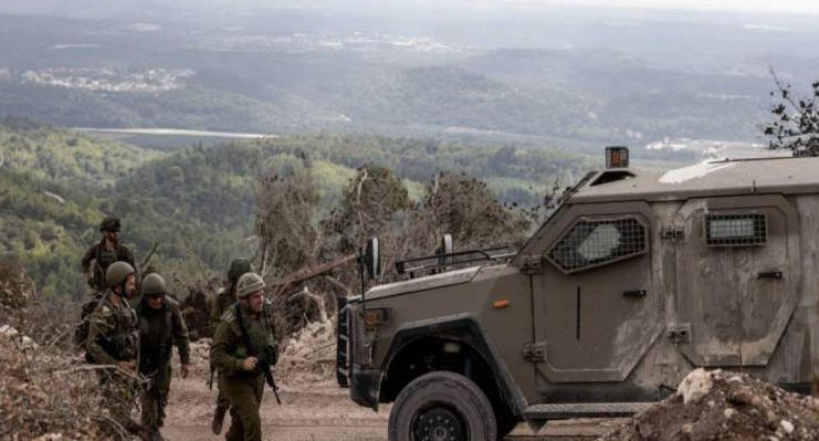 آلية عسكرية إسرائيلية وجنود في منطقة جبلية جنوب لبنان