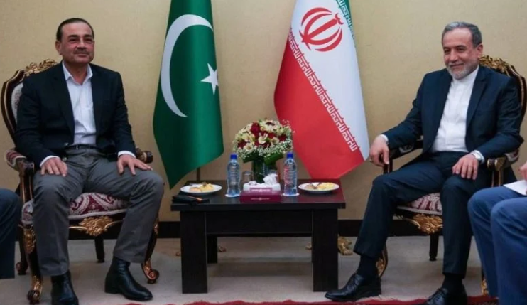لقاء رسمي بين مسؤولين من باكستان وإيران بحضور علمي البلدين