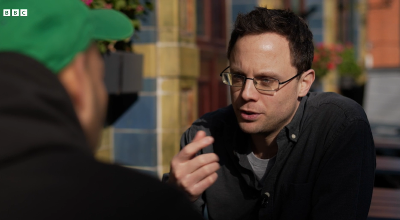 صحفي من BBC خلال مقابلة ضمن تحقيق استقصائي حول نظام اللجوء البريطاني