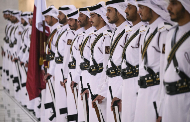 حرس شرف قطري خلال مراسم استقبال رسمية للوفد الباكستاني في الدوحة
