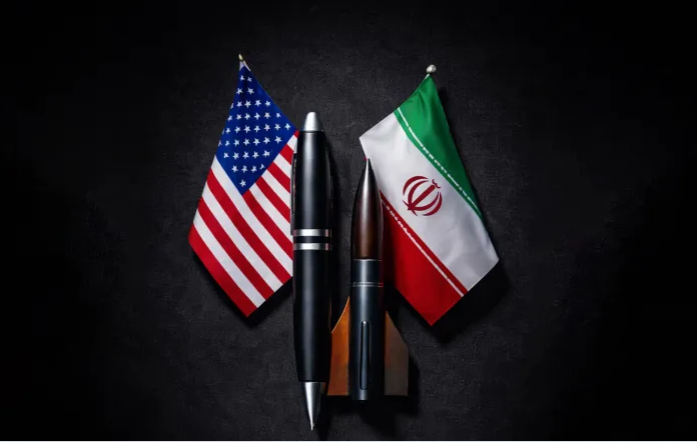 علما الولايات المتحدة وإيران مع صواريخ ترمز للتوترات والمفاوضات بين البلدين