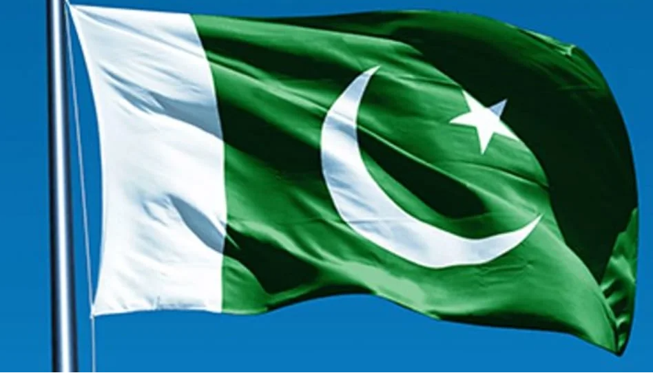 علم باكستان يرفرف في السماء
