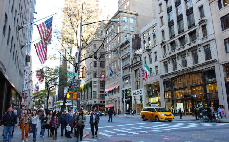 مواطنون في أحد شوارع نيويورك في سياق استطلاع حول الحرب الإسرائيلية الأمريكية على إيران