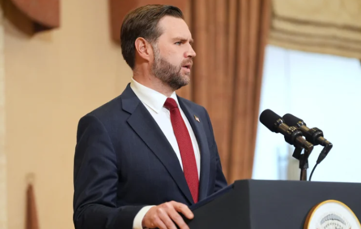 نائب الرئيس الأمريكي جي دي فانس يتحدث خلال مؤتمر صحفي في إسلام آباد بعد انتهاء المحادثات مع إيران