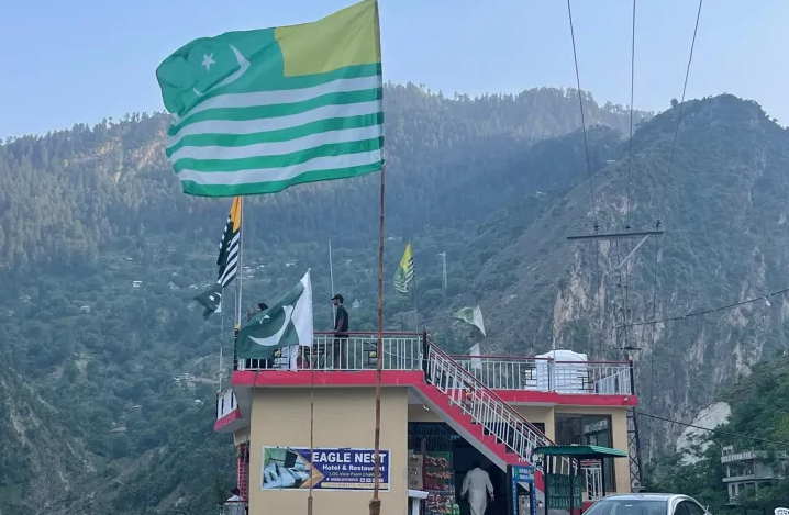 علم كشمير في سريناغار مع تصاعد الاهتمام بدور باكستان في وقف إطلاق النار بين إيران وأمريكا