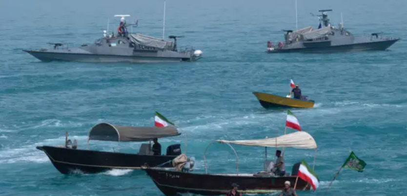 زوارق وسفن بحرية في مضيق هرمز وسط تصاعد التوتر بين إيران والولايات المتحدة