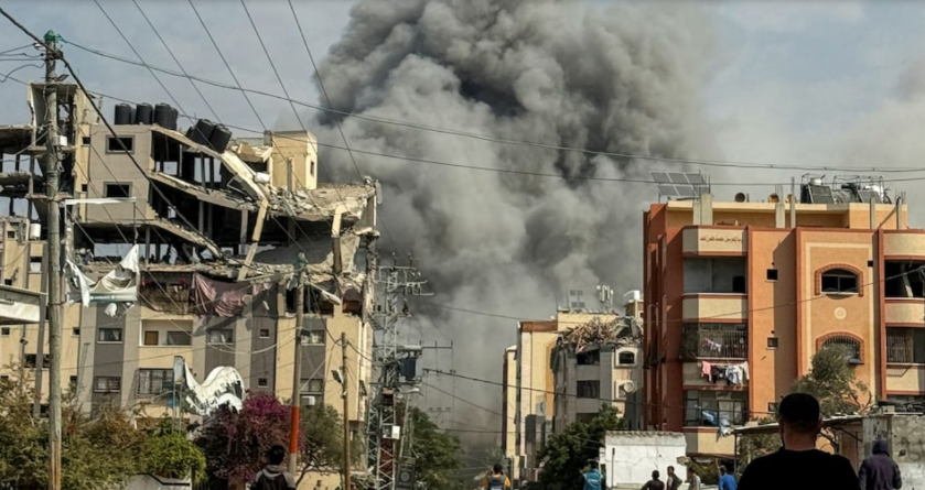 تصاعد الدخان بعد غارة إسرائيلية قرب مخيم للنازحين في دير البلح