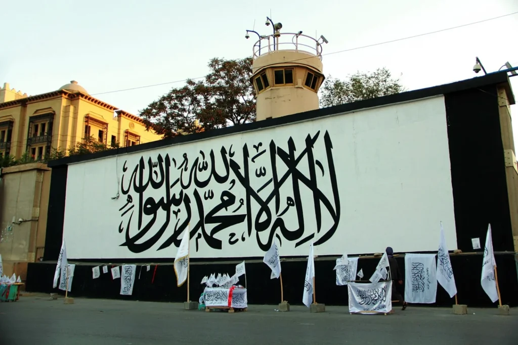 شعار الإمارة الإسلامية في أفغانستان على جدار رسمي