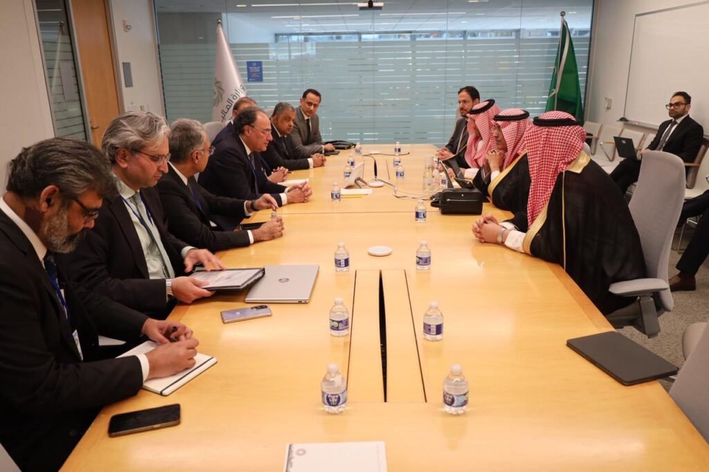 أعلن وزير المالية الباكستاني محمد أورنگزيب، خلال اجتماعات الربيع لصندوق النقد والبنك الدولي في واشنطن، أن السعودية التزمت بإيداع 3 مليارات دولار إضافية وتمديد وديعة الـ 5 مليارات لفترة أطول