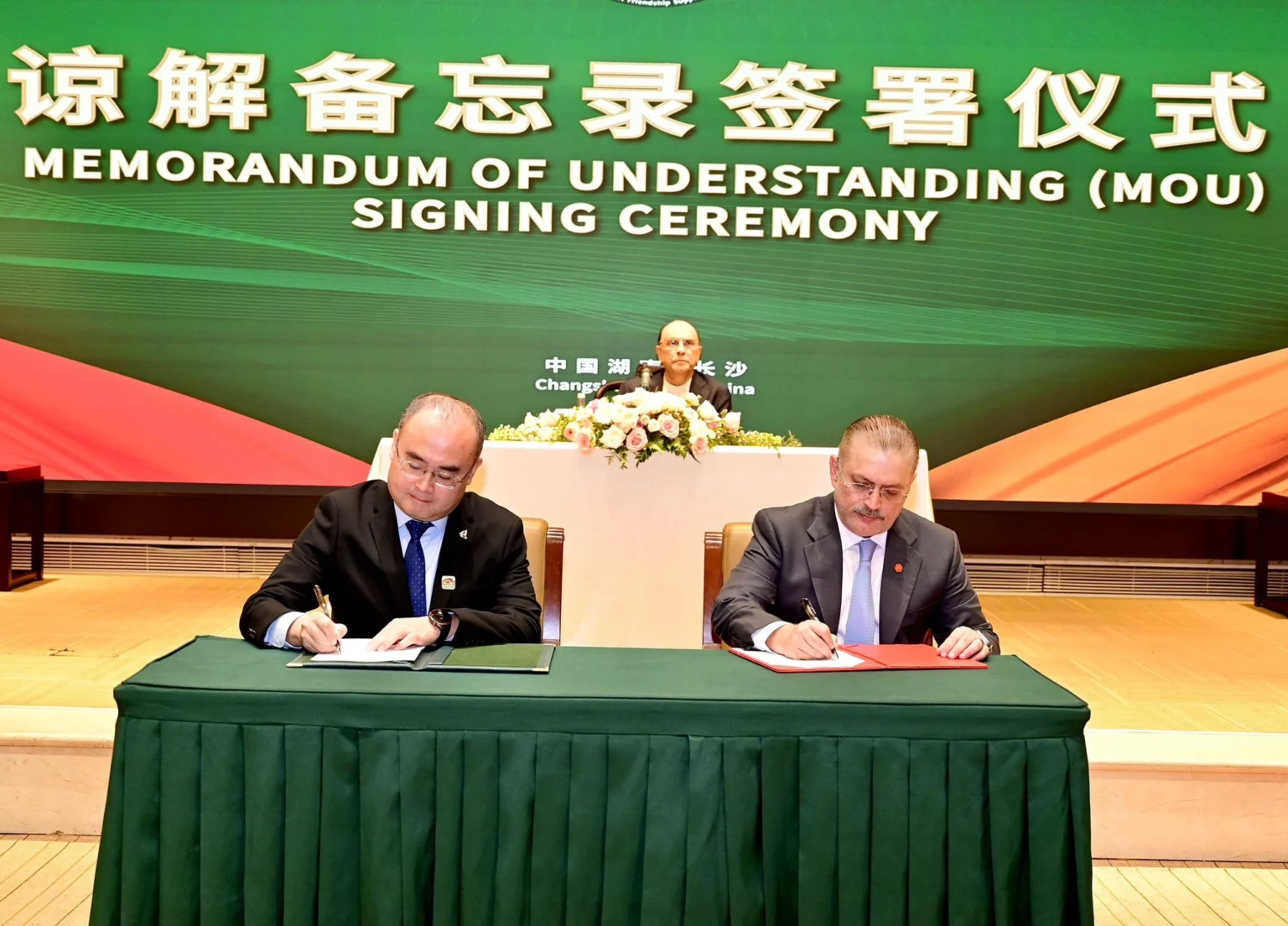 باكستان والصين توقعان ثلاث مذكرات تفاهم لتطوير تحلية المياه والزراعة الحديثة وصناعة الشاي خلال زيارة الرئيس آصف علي زرداری إلى بكين لتعزيز الشراكة الاقتصادية