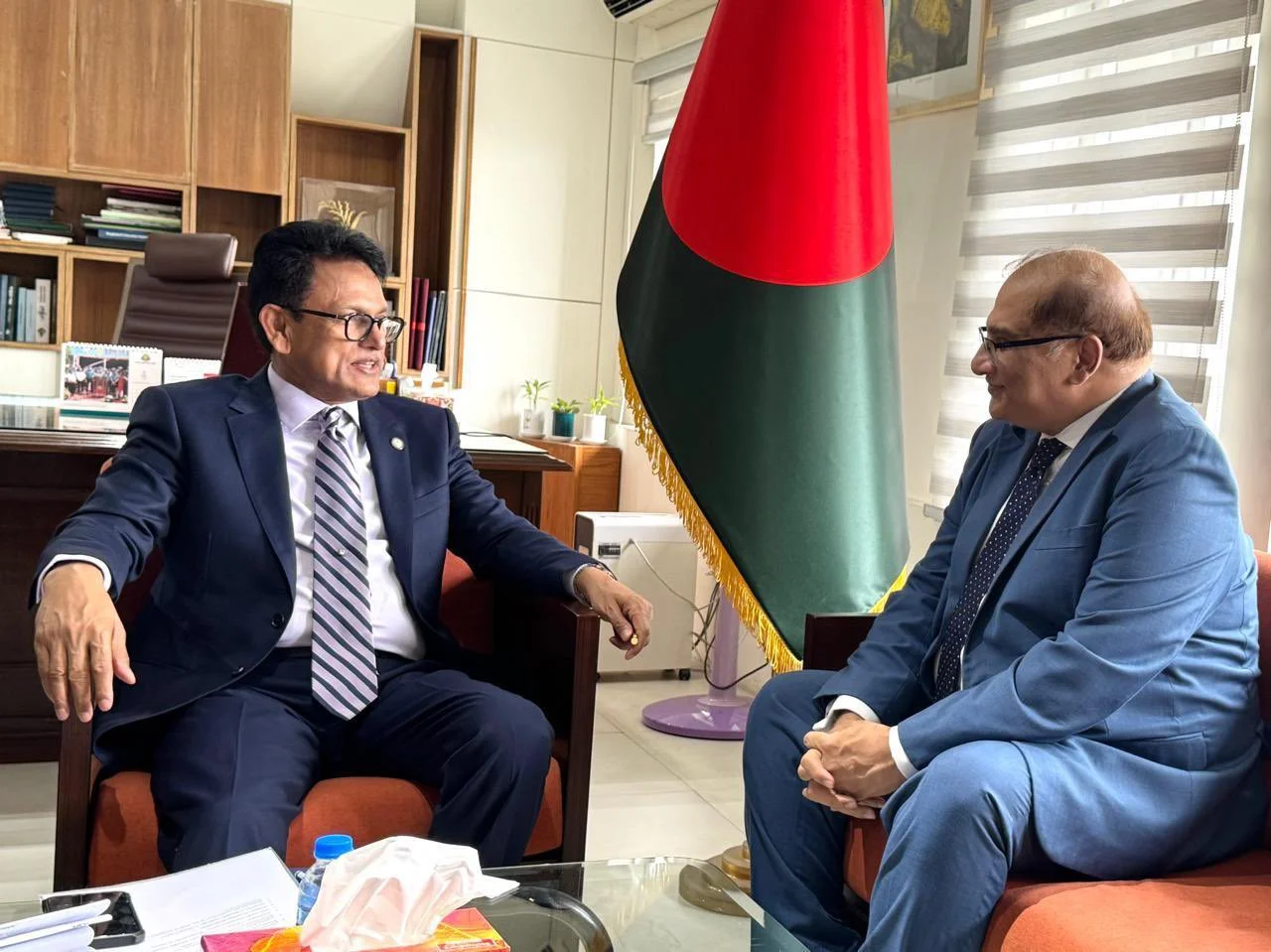 قررت باكستان وبنغلاديش توسيع الروابط التعليمية والعلمية. وخلال لقاء المفوض السامي عمران حيدر بوزير التعليم الدكتور إحسان الحق ملن، جرت مناقشات حول المنح الدراسية وتبادل التكنولوجيا