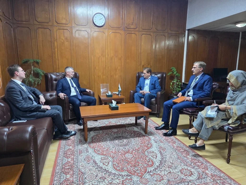 تفاصيل لقاء المبعوث الباكستاني السابق محمد صادق مع السفير الروسي لبحث مخاطر الإرهاب وتأمين خط حدود باكستان أفغانستان وتعزيز التعاون الدبلوماسی