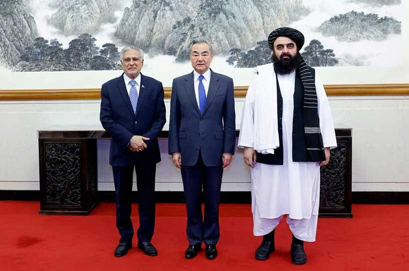 غادرت وفود من باكستان وحركة طالبان الأفغانية إلى الصين، حيث ستُعقد في بكين مفاوضات مهمة برعاية صينية، تتناول قضايا وقف إطلاق النار، والنزاعات الحدودية، والمسائل الأمنية