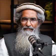 مولانا أمير حمزة خلال ظهور إعلامي أمام ميكروفون