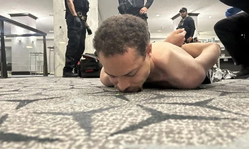 المتهم كول توماس ألين أثناء توقيفه بعد حادث إطلاق النار في واشنطن