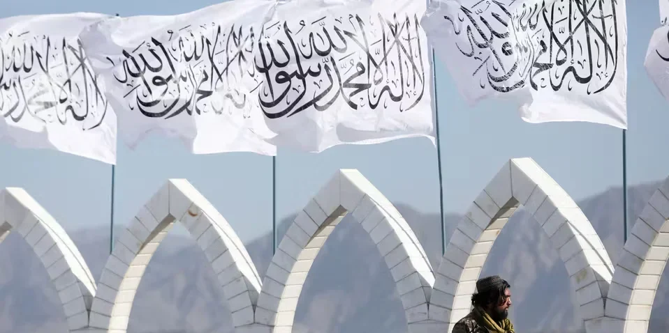 أعلنت إمارة أفغانستان الإسلامية عن نفاذ قانون جديد شامل يهدف إلى إخضاع نظام الدعوة والتبليغ في جميع أنحاء البلاد للسيطرة الحكومية الكاملة حيث يتكون القانون من 17 مادة تضع معايير أخلاقية وعلمية صارمة للمبلغين مما أثار تساؤلات جوهرية حول التنوع المذهبي والحريات الفقهية في المجتمع الأفغاني