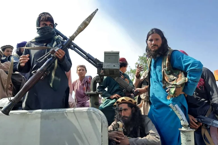 عناصر مسلحة من طالبان في أفغانستان يحملون أسلحة في موقع مرتفع