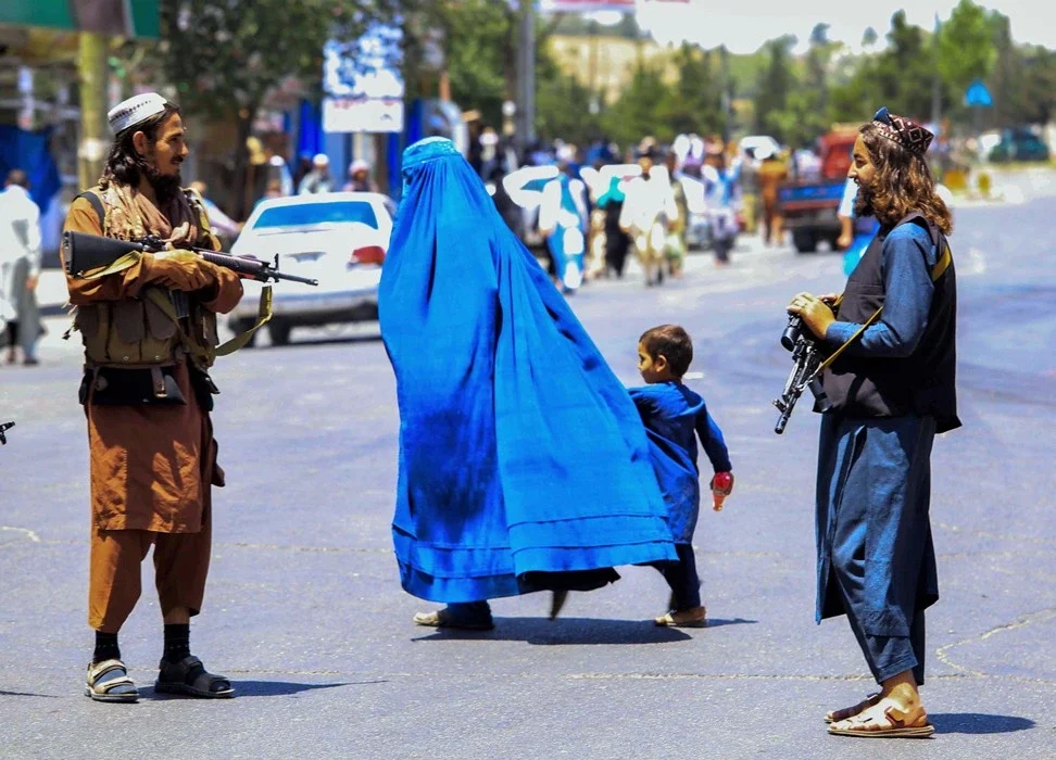 تقرير يحلل الواقع الاقتصادي في أفغانستان عام 2025 ويكشف زيف ادعاءات الاستقرار في ظل زيادة معدلات الفقر وانعدام المشروعية الشعبية