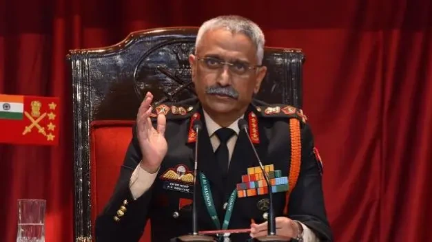 القائد السابق للجيش الهندي منوج نارافاني خلال مؤتمر عسكري