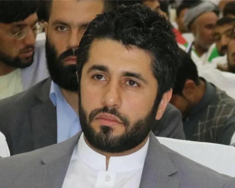 السياسي الأفغاني حبيب حكمتيار خلال لقاء عام