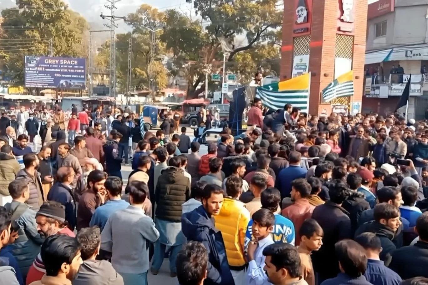 احتجاجات ومشاريع حكومية في آزاد كشمير وسط جدل سياسي متصاعد