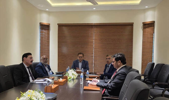 اجتماع مسؤولين لمناقشة ممر تجاري بين باكستان وآسيا الوسطى