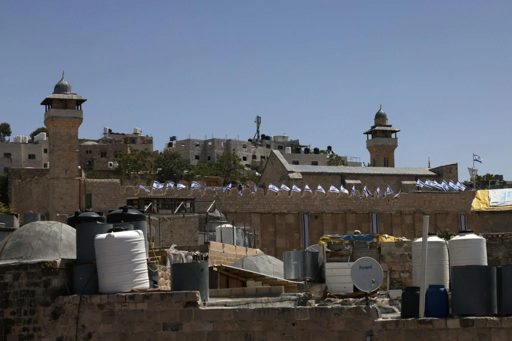 إضاءة المسجد الإبراهيمي بألوان علم إسرائيل في مدينة الخليل
