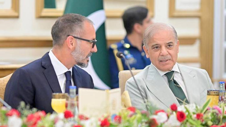 رئيس الوزراء الباكستاني شهباز شريف خلال لقائه الأمير رحيم آغا خان الخامس