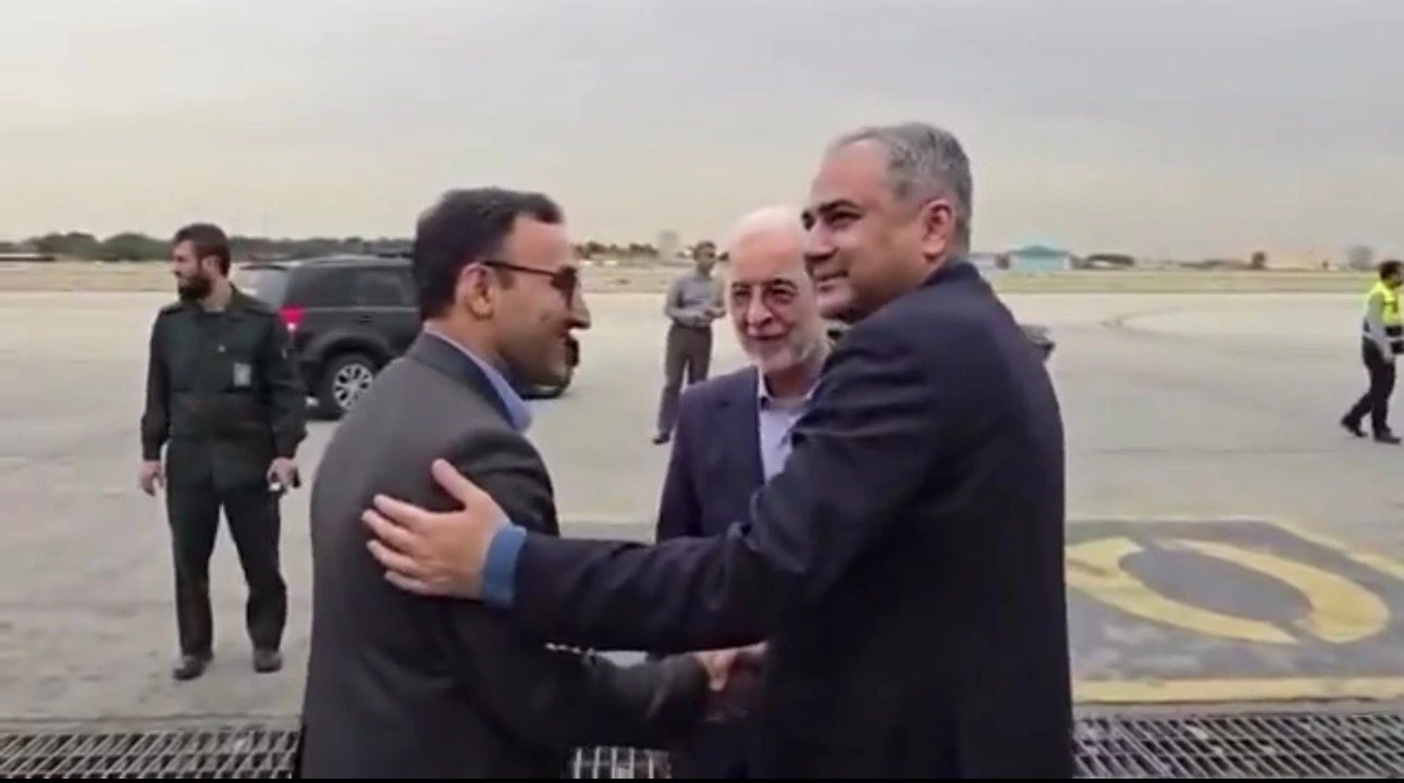 وزير الداخلية الباكستاني محسن نقوي خلال استقباله في مطار طهران من قبل مسؤولين إيرانيين