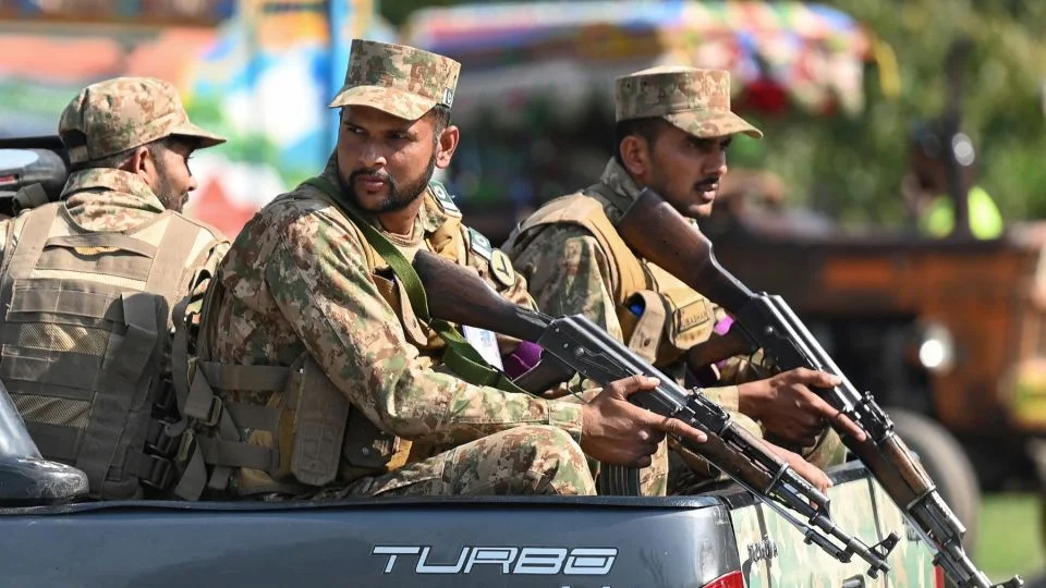 نفذت قوات الأمن الباكستانية عملية في باجور أسفرت عن مقتل أمان الله القيادي في حركة طالبان باكستان وكشفت العملية عن أدلة تثبت وجود ملاذات آمنة خلف حدود باكستان أفغانستان