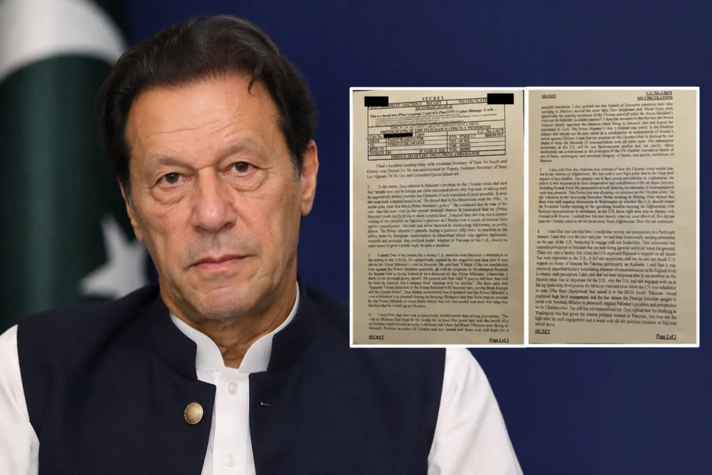 عمران خان إلى جانب وثائق السايفر الدبلوماسية المسربة