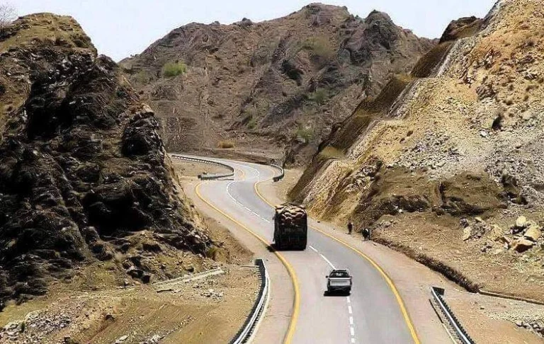 طريق كويته تفتان السريع في بلوشستان مع مرور شاحنات تجارية