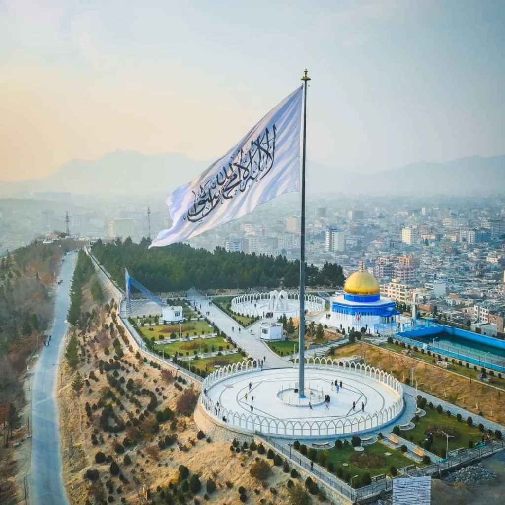 علم طالبان يرفرف فوق مدينة كابل في أفغانستان