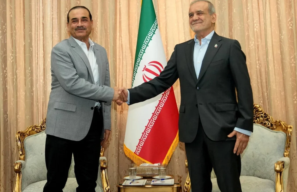 مسؤولان إيراني وباكستاني خلال لقاء دبلوماسي مرتبط بالمفاوضات بين واشنطن وطهران