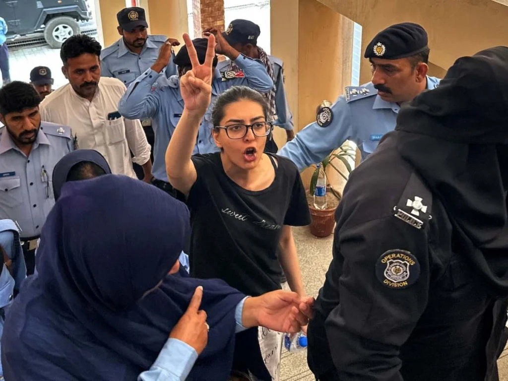 الناشطة والمحامية إيمان مزاري خلال وجودها وسط عناصر من الشرطة