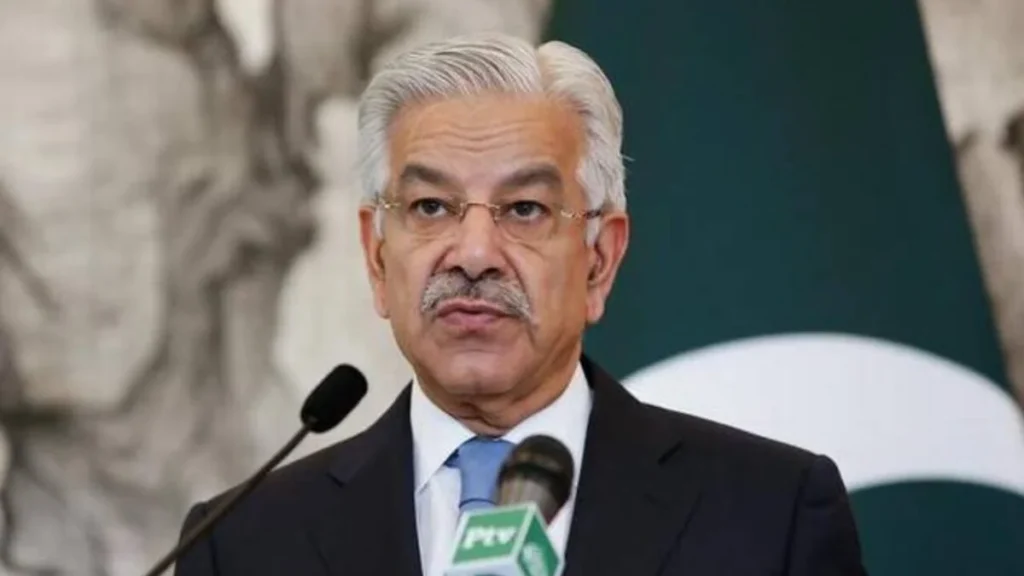 وجه وزير الدفاع الباكستاني خواجة آصف تحذيراً شديداً لحكومة طالبان في أفغانستان متهماً إياها بالعمل كوكيل للهند ومؤكداً أن إسلام آباد ستتعامل مع كابل بنفس الطريقة التي تتعامل بها مع نيودلهي