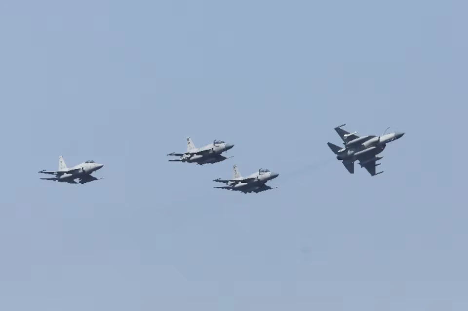 أنباء عن قيام باكستان بنشر 8 آلاف جندي وسرب مقاتلات ومنظومة دفاع جوي في السعودية بموجب اتفاق دفاع مشترك لحماية المملكة وسط التوترات الإقليمية