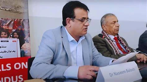 ڈاکٹر نسیم بلوچ خلال اجتماع أو مؤتمر يناقش قضايا سياسية